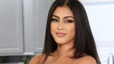 pooren star|Porn star Sophia Leone dead at 26 .